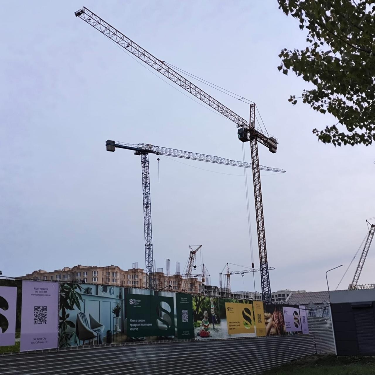 Два баштові крани на будівництві ЖК Sense City