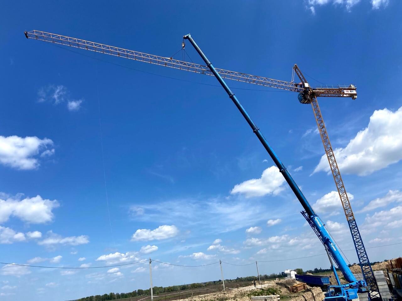 Баштовий кран SOIMA SGT 85 на фоні блакитного неба